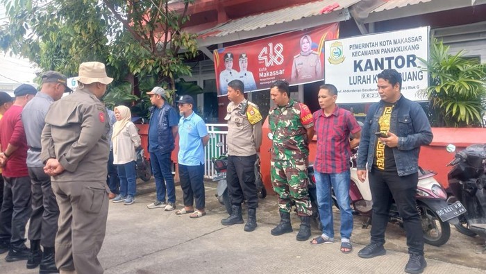 1767546458695-pemerintah-kecamatan-panakkukang-menertibkan-20-lapak-pkl-di-jalan-saripa-raya-makassar-1767521820973_169