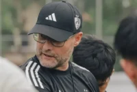 1767589719045-pelatih-psm-makassar-tomas-trucha-dalam-sesi-game-internal-melawan-tim-akademi-psm-di-stadion-kalegowa-1763448441863_169