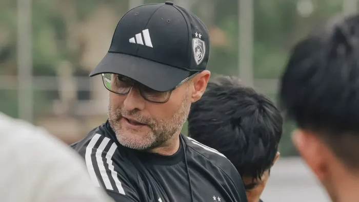 1767589719045-pelatih-psm-makassar-tomas-trucha-dalam-sesi-game-internal-melawan-tim-akademi-psm-di-stadion-kalegowa-1763448441863_169