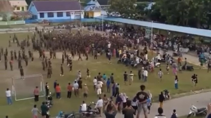 1767589720907-anggota-tni-dan-brimob-polda-sultra-terlibat-bentrok-usai-pertandingan-sepakbola-di-lapangan-buton-selatan-1767574839652_169