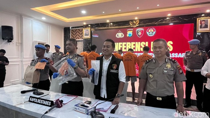 1767611308110-konferensi-pers-di-mapolrestabes-makassar-1767597476897_169