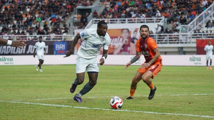 1767611310936-striker-psm-makassar-jacques-medina-melewati-pemain-borneo-fc-diego-michiels-1767592888061_169