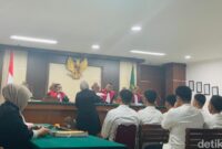 1767632923504-10-terdakwa-pembakaran-gedung-dprd-sulsel-dituntut-1-tahun-penjara-elmayantidetiksulsel-1767611706935_169