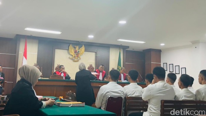 1767632923504-10-terdakwa-pembakaran-gedung-dprd-sulsel-dituntut-1-tahun-penjara-elmayantidetiksulsel-1767611706935_169