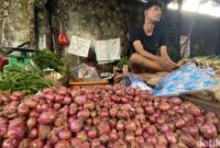 1767632924484-pedagang-bawang-merah-di-pasar-lakessi-parepare-1767610746975_169