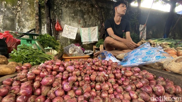 1767632924484-pedagang-bawang-merah-di-pasar-lakessi-parepare-1767610746975_169