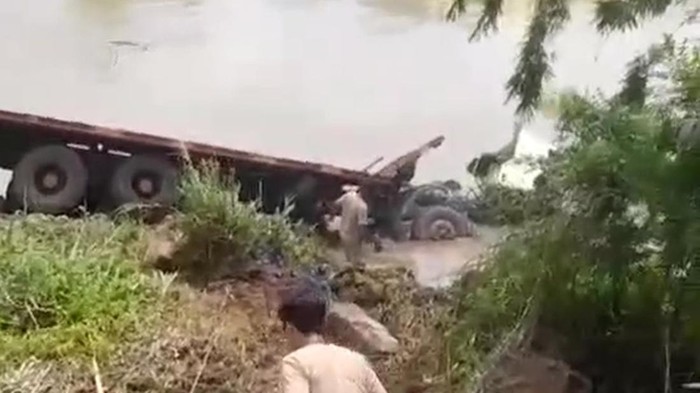 1767697693293-truk-tronton-mengangkut-ekskavator-terjun-ke-sungai-di-konawe-1767689572010_169