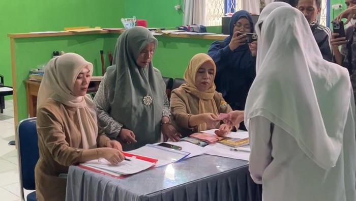 1767697696381-smkn-4-kendari-mengembalikan-iuran-rp-270-ribu-kepada-siswa-usai-terbukti-pungli-1767688646201_169