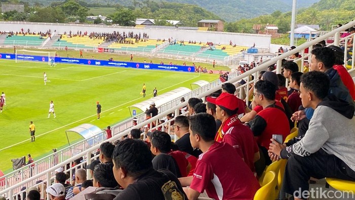 1767719266255-penonto-di-stadion-gelora-bj-habibie-parepare-menyaksikan-laga-psm-makassar-1767707871870_169