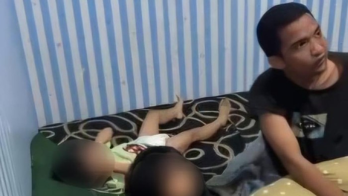 1767719294282-tangkapan-layar-pria-aniaya-anak-kandung-di-gorontalo-saat-ditangkap-polisi-1767686997614_169
