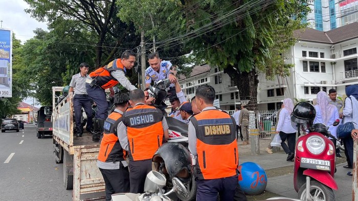 1767762539391-petugas-dishub-makassar-mengangkut-motor-pegawai-di-balai-kota-makassar-karena-parkir-sembarangan-1767760942441_169