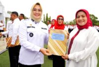 1767784074442-wali-kota-kendari-siska-karina-imran-mengukuhkan-976-ketua-rtrw-1767774548090_169