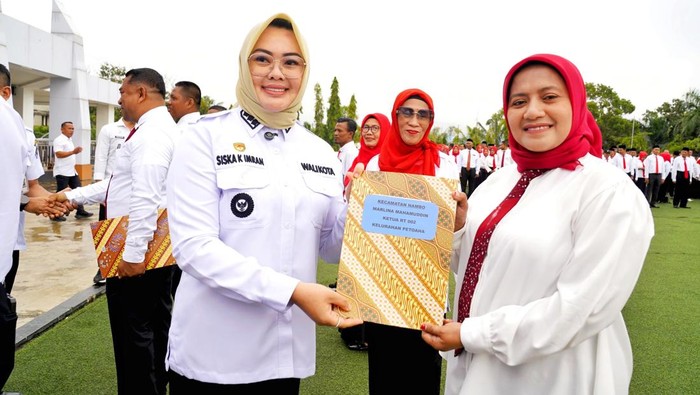 1767784074442-wali-kota-kendari-siska-karina-imran-mengukuhkan-976-ketua-rtrw-1767774548090_169