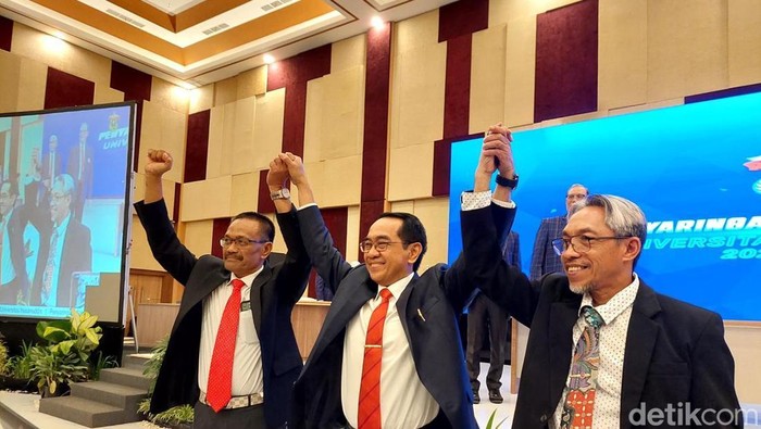 1767805659473-dari-kiri-sukardi-wela-jamaluddin-jompa-dan-budu-usai-pemilihan-3-calon-rektor-unhas-1762158485992_169