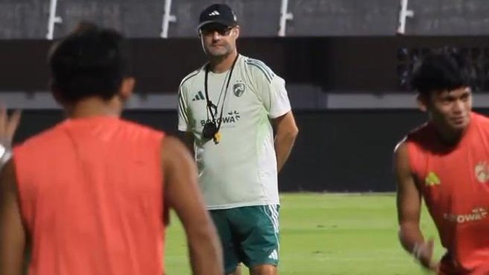 1767892127740-pelatih-psm-makassar-tomas-trucha-saat-memimpin-official-training-jelang-melawan-bali-united-di-stadion-gelora-bj-habibie-1767879228108_169