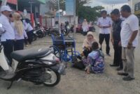 1767892132699-tim-dinsos-bone-bersama-tim-medis-puskesmas-bajoe-saat-memeriksa-kondisi-kesehatan-pengemis-bernama-aco-di-bajoe-1767877424576_169