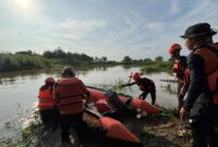 1767935252901-tim-sar-saat-melakukan-pencarian-lansia-hilang-di-sungai-jenemadingin-gowa-1767927961360_169