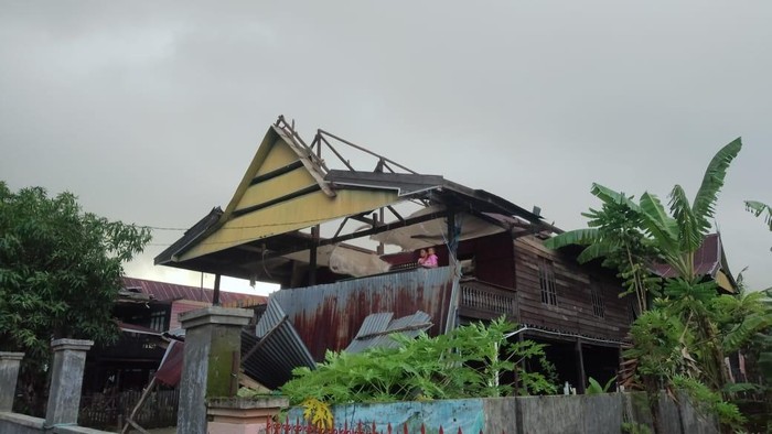 1767956886453-rumah-rusak-di-barru-1767948955857_169