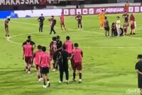 1767978414823-image-name-2f61122c-5c31-4b05-9f0c-b253ad0a3ca0jpeg-photographer-tangis-pemain-psm-pecah-usai-dipermalukan-bali-united-di-stad-1767971585909_169