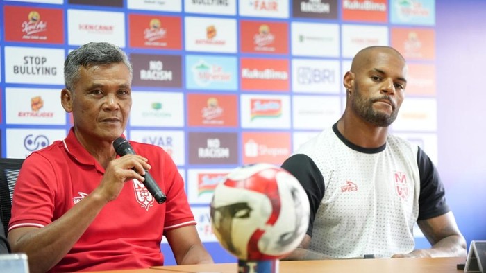 1767978438958-pelatih-malut-united-hendri-susilo-didampingi-david-da-silva-1767958886810_169