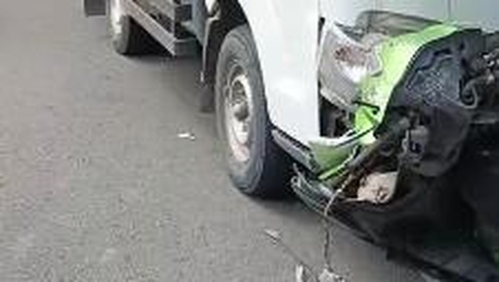 1768043187050-mobil-boks-es-krim-vs-motor-adu-banteng-di-kota-palopo-1768035268178_169