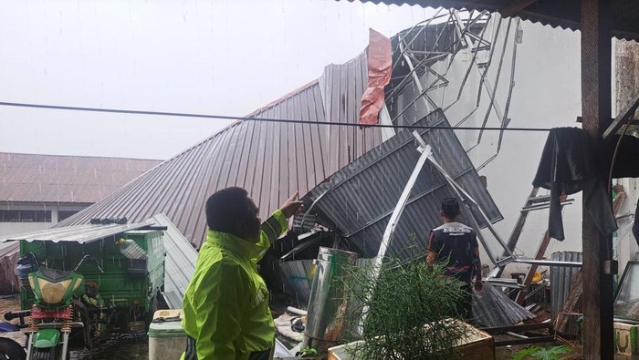 1768043188415-atap-gudang-balai-benih-ikan-bbi-di-maros-rubuh-karena-diterjang-angin-puting-beliung-1768031748480_169
