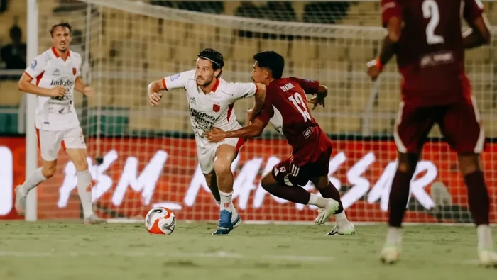 1768043193843-bek-psm-makassar-syahrul-lasinari-menarik-pemain-bali-united-yang-berujung-kartu-1768019732897_169