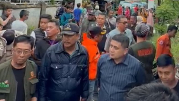 1768064842347-wali-kota-makassar-munafri-appi-arifuddin-meninjau-lokasi-banjir-di-katimbang-1768045000688_169