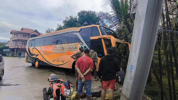 1768151243642-bus-remaja-jaya-di-barru-menabrak-pembatas-jembatan-usai-menghindari-mobil-1768129826329_169