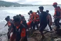 1768194459964-tim-sar-gabungan-mengevakuasi-jenazah-pelajar-smk-yang-sempat-hilang-terseret-ombak-di-pantai-lumpue-parepare-1768192386426_169