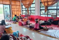 1768216074330-kondisi-warga-korban-banjir-yang-mengungsi-di-kantor-kelurahan-katimbang-makassar-1768188411514_169