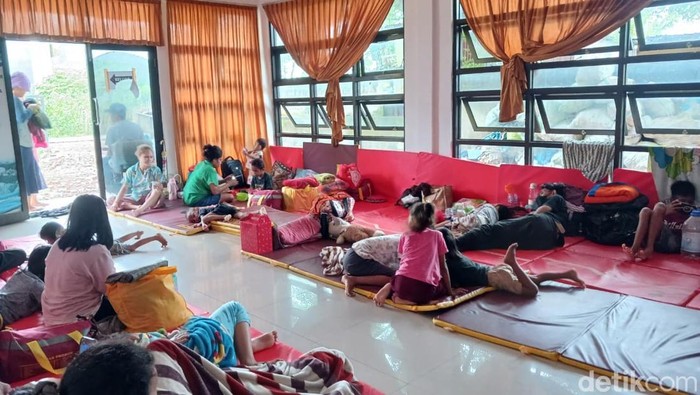 1768216074330-kondisi-warga-korban-banjir-yang-mengungsi-di-kantor-kelurahan-katimbang-makassar-1768188411514_169