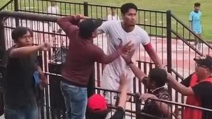 1768237787236-tangkapan-layar-kapten-persikama-abdul-rahman-sulaeman-mengamuk-ke-penonton-usai-laga-melawan-persik-kendal-di-liga-4-1768227738461_169