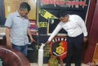 1768237790800-polisi-memperlihatkan-barang-bukti-yang-digunakan-3-pelaku-membobol-atm-di-pangkep-1768217289562_169