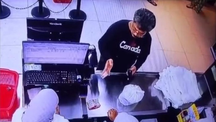 1768302483923-pria-baju-hitam-meludahi-kasir-wanita-di-salah-satu-swalayan-di-makassar-usai-ditegur-memotong-antrean-1766717509232_169