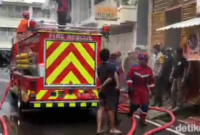 1768302484736-petugas-damkarmat-di-lokasi-kebakaran-kawasan-somba-opu-makassar-1768284974089_169