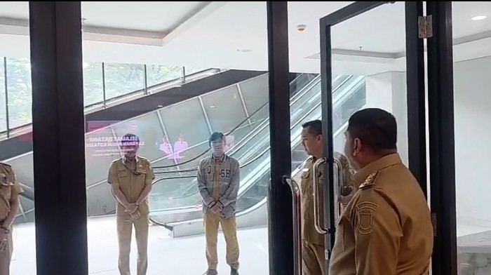 1768302486907-wali-kota-makassar-munafri-arifuddin-memergoki-sejumlah-pegawai-merokok-saat-jam-kerja-1768283072876_169