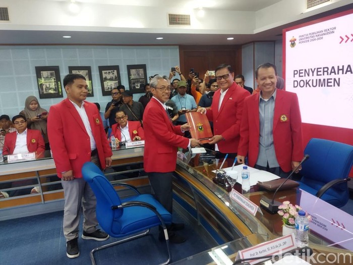 1768388874804-prof-budu-resmi-mendaftar-sebagai-bakal-calon-pada-pemilihan-rektor-unhas-2026-2030-1755833717105_43