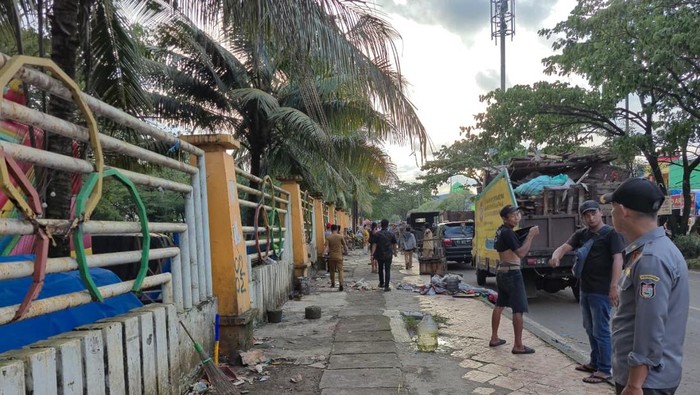 1768453653734-penertiban-lapak-pkl-di-depan-kawasan-gor-sudiang-makassar-1768447994769_169