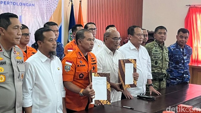 1769058520396-kepala-basarnas-marsekal-madya-tni-mohammad-syafii-menyerahkan-black-box-pesawat-atr-42-500-kepada-kepada-ketua-knkt-soerjanto-1769056135748_169