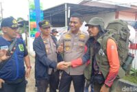 1769058529131-relawan-sar-bernama-abdul-haris-agam-atau-yang-dikenal-agam-rinjani-turun-membantu-operasi-sar-pesawat-atr-42-500-di-gunung-bu-1769047400386_169