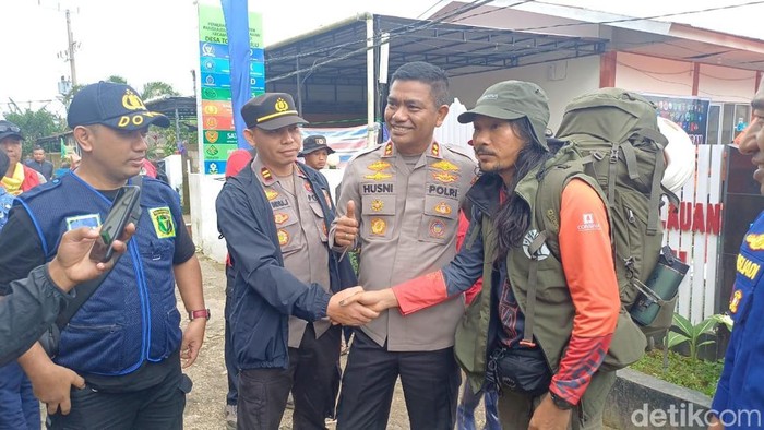 1769058529131-relawan-sar-bernama-abdul-haris-agam-atau-yang-dikenal-agam-rinjani-turun-membantu-operasi-sar-pesawat-atr-42-500-di-gunung-bu-1769047400386_169