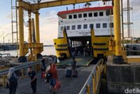 1769058535410-suasana-di-pelabuhan-pamatata-kabupaten-kepulauan-selayar-1753531636044_169