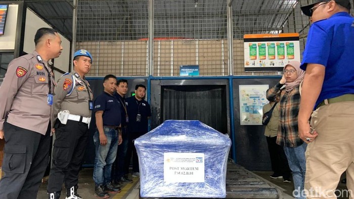 1769058536296-jenazah-florencia-lolita-wibisono-korban-pesawat-atr-42-500-tiba-di-terminal-kargo-bandara-internasional-sultan-hasanuddin-mak-1769017596517_169