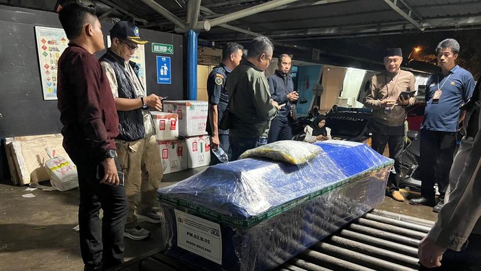 1769058539674-jenazah-korban-kecelakaan-pesawat-atr-42-500-bernama-deden-maulana-pegawai-kkp-diterbangkan-ke-jakarta-1769041209331_169