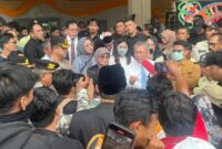 1769080062409-mahasiswa-unm-memprotes-kebijakan-kemendiktisaintek-yang-menunjuk-plh-rektor-dari-luar-unm-1769079622126_169