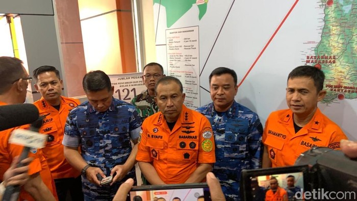 1769080068132-kepala-basarnas-marsekal-madya-tni-mohammad-syafii-saat-memberikan-keterangan-soal-operasi-sar-pesawat-atr-42-500-1768808622824_169