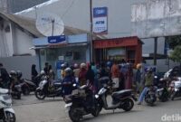 1769080070089-warga-bone-antre-beli-lpg-3-kg-di-jalan-mangga-1769071083361_169