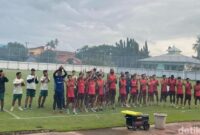 1769080076229-para-pemain-psm-makassar-menyambut-dukungan-yel-yel-suporter-dari-tribun-penonton-saat-sesi-latihan-di-stadion-kalgowa-1768822635301_169