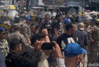 1769080076768-aksi-penertiban-lahan-eks-gubernur-sultra-nur-alam-di-kendari-memanas-dan-diwarnai-aksi-lempar-batu-1769064912031_169